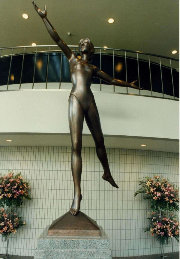 スポーツ・サイエンス・センターの完成を記念し大学に寄贈したモニュメント(ブロンズ像)