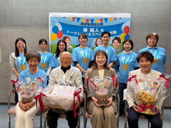 同窓会スタッフ　ゲストを囲んでパチリ！