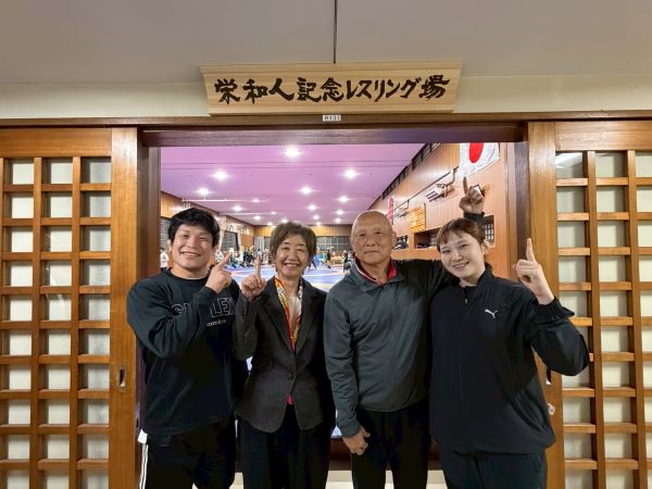 左から、川瀬克祥ヘッドコーチ/谷岡郁子学長/栄和人顧問/土性沙羅コーチ