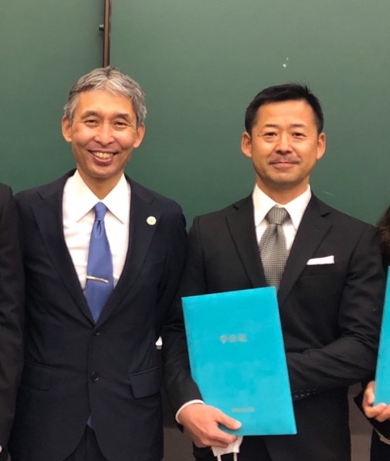 令和2年度修了証書授与式にて（右：岡西尚人さん・左：後藤英之教授）